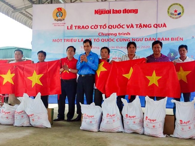 Tặng 2.000 lá cờ Tổ quốc cho ngư dân Tiền Giang