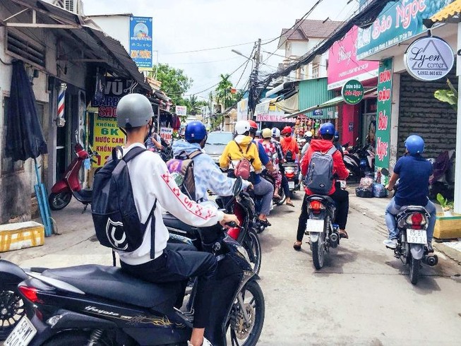 Kẹt xe hẻm 51: Có biển cấm, xe vẫn chạy vù vù