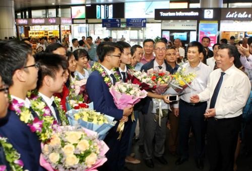 Sân bay rợp cờ hoa đón đoàn Olympic Toán quốc tế 2019 về nước