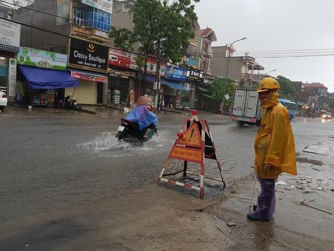 Bão số 3: Hà Nội đang mưa lớn, cây xanh gãy đổ la liệt