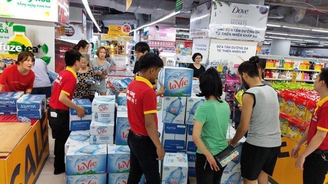 Người dân đổ xô đến siêu thị 'vét' nước sạch