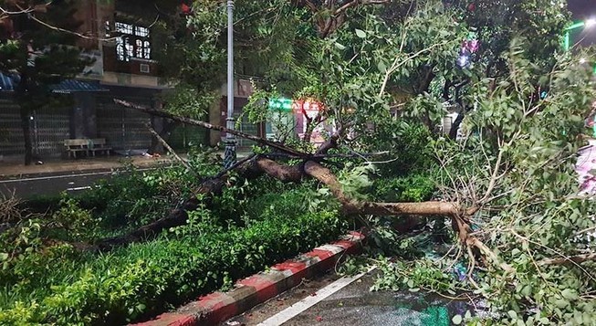 Bão số 6: 2 người tử vong, 200.000 hộ dân bị mất điện