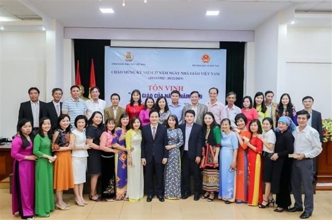 Bộ trưởng Phùng Xuân Nhạ gửi thư chúc mừng thầy, cô giáo