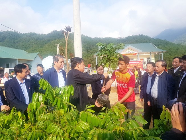 Bộ trưởng Nguyễn Xuân Cường thăm người dân Sa Ná