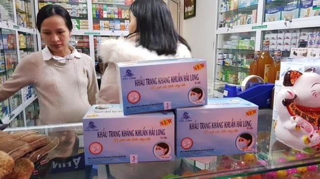 Khẩu trang, cồn sát khuẩn tăng giá sốc vẫn cháy hàng