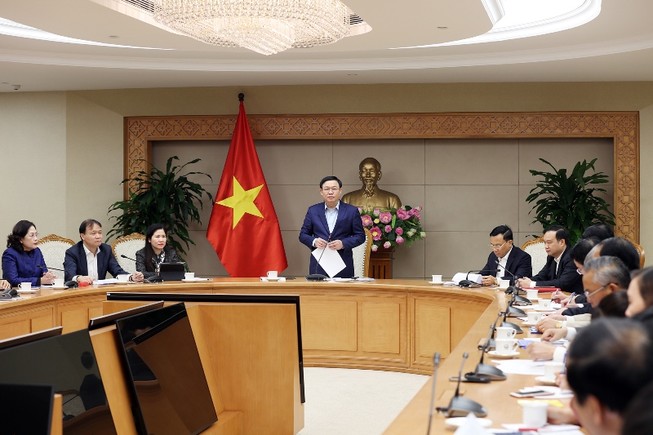 Phó Thủ tướng: Xử nghiêm việc tăng giá khẩu trang bất thường