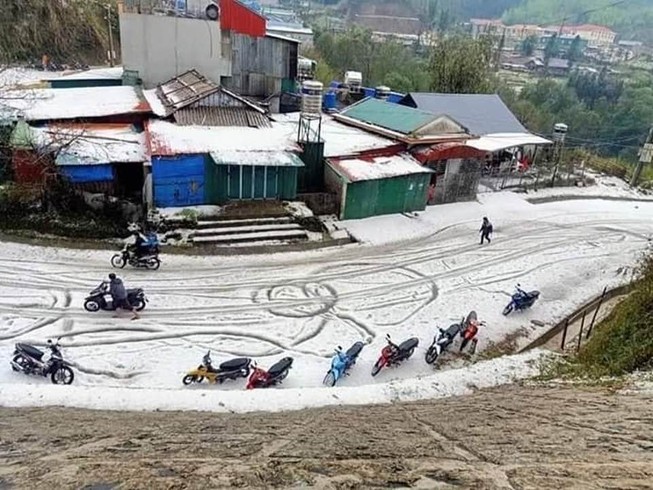 Mưa đá ở Phong Thổ, Lai Châu. Cảnh thì đẹp nhưng thiệt hại thì dân khổ. Ảnh: Facebook.