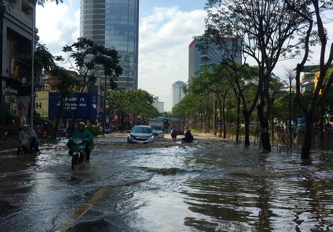 17 người thương vong do mưa đá, giông lốc