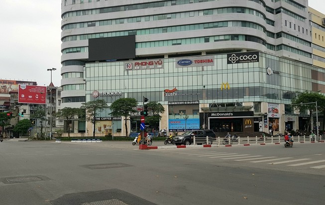 Hàng loạt cửa hàng tại Hà Nội đóng cửa chống dịch COVID-19