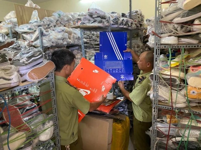 Phát hiện 5.000 sản phẩm Adidas, Nike...dỏm giá 150.000 đồng