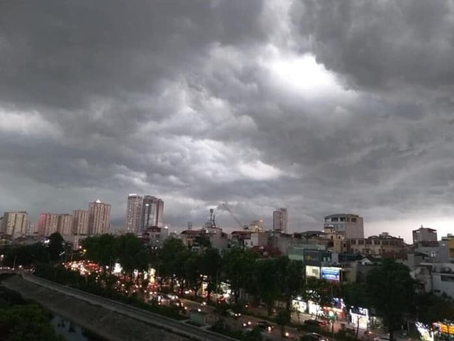 Hà Nội đón mưa vàng sau 10 ngày nắng nóng
