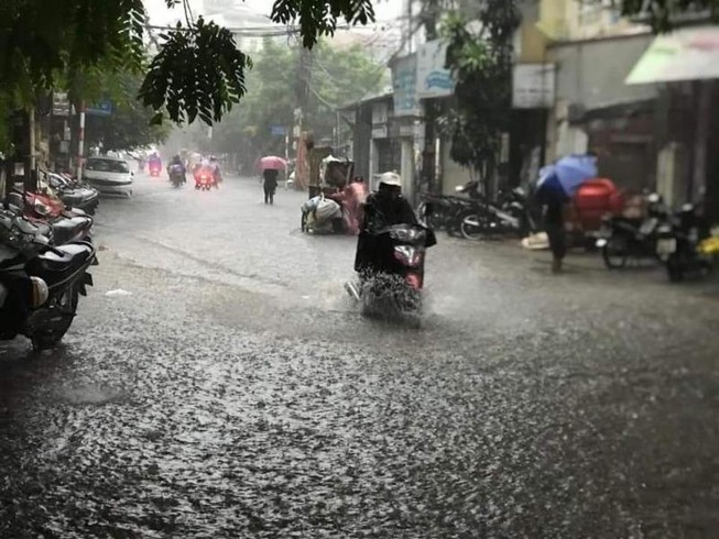Bão số 1 suy yếu thành áp thấp, Hà Nội mưa lớn