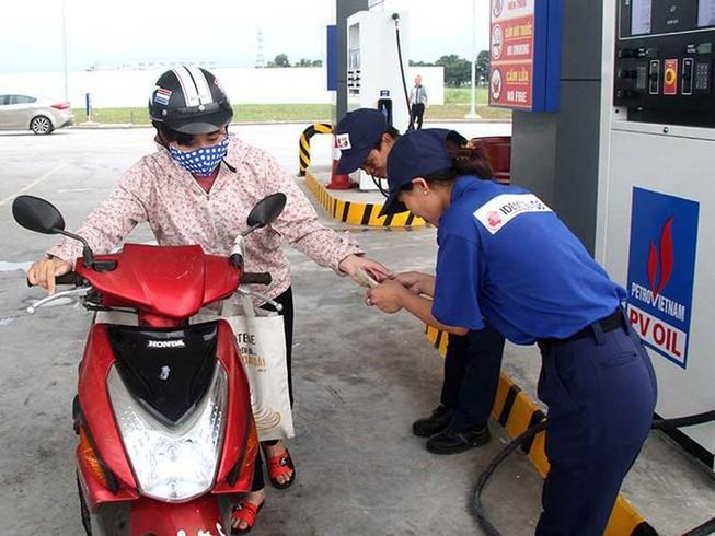 Giá xăng A95 tăng lên gần 15.000 đồng/lít