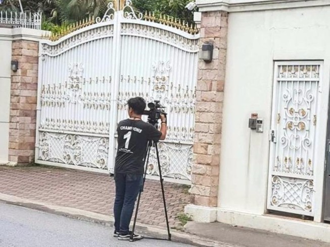 Cảnh sát phong tỏa nhà bà Yingluck chờ lệnh khám xét