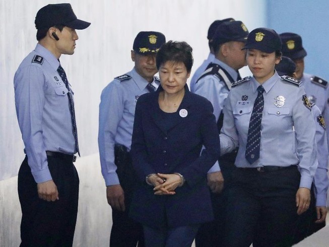 Bà Park Geun-hye muốn gánh tội thay cấp dưới