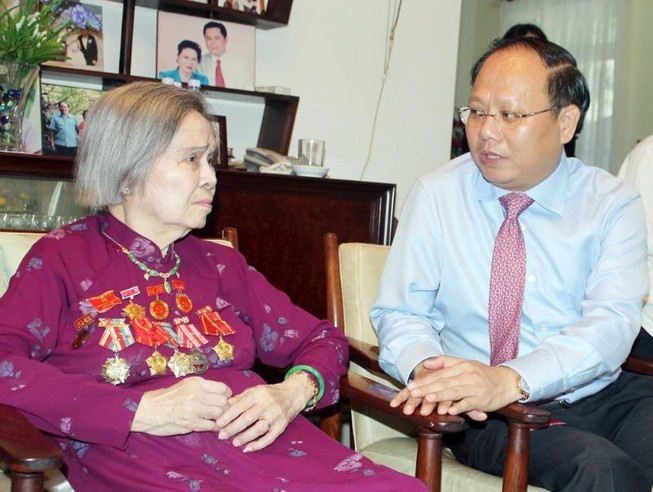 Lãnh đạo TP.HCM thăm phu nhân Tổng Bí thư Lê Duẩn