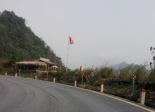 Nhóm phượt tham gia cứu hộ xe tải rơi xuống vực sâu