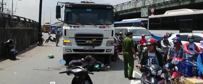 Ô tô cuốn xe máy hơn 10m, 1 người nguy kịch