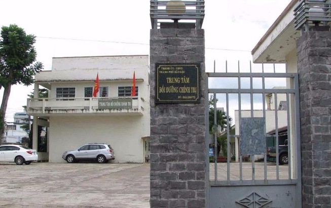 Kỷ luật giám đốc trường chính trị đánh nhau với kế toán