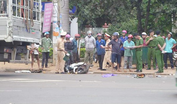 Ô tô tông xe máy, 1 phụ nữ mang bầu tử vong