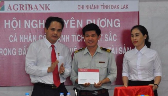 Agribank Đắk Lắk khen thưởng nhân viên ứng phó với cướp