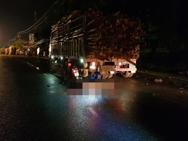 Tông đuôi xe tải, 2 người thương vong