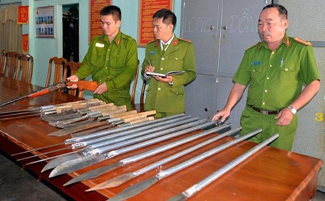 Nhóm thanh niên mang hung khí tông xe CS 113 để thoát