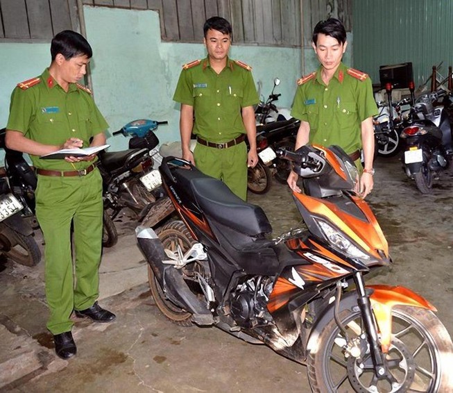 2 nhóm hỗn chiến, 1 súng rơi tại hiện trường