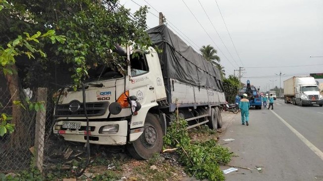 Tránh 2 người leo qua con lươn, xe tải kéo sập trụ điện