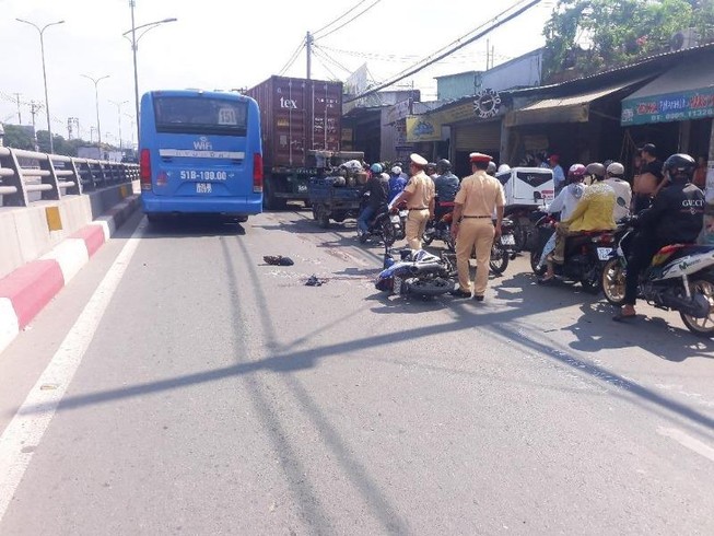 Bình Tân: Va chạm với xe buýt, nam thanh niên nguy kịch