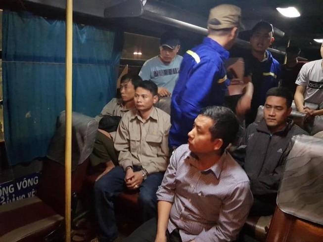 9 tài xế chơi xóc đĩa trên ô tô