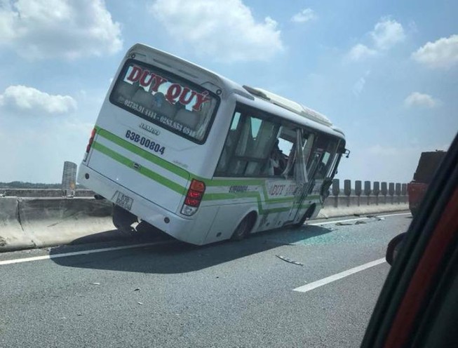 Xe khách nằm trên dải phân cách cao tốc Trung Lương