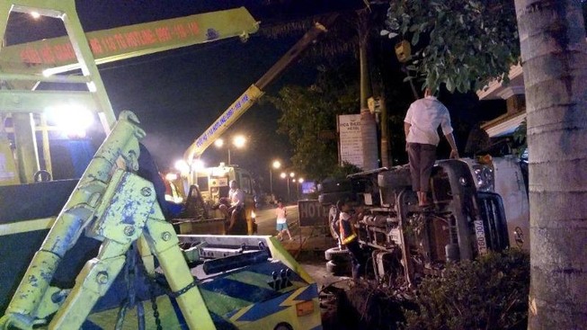 Xe tải cán vệt nhớt trên đường dẫn cao tốc, lật ngang