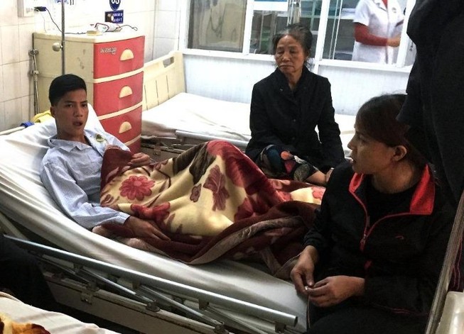 Đi ô tô đến trước nhà rồi nã đạn, 3 người nhập viện cấp cứu
