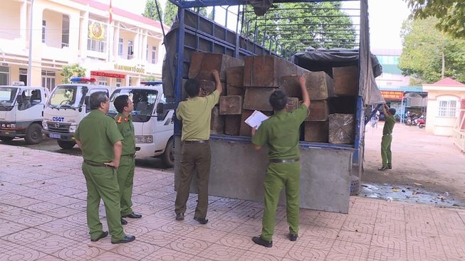 Phát hiện xe tải chở 31 hộp gỗ lậu trong đêm