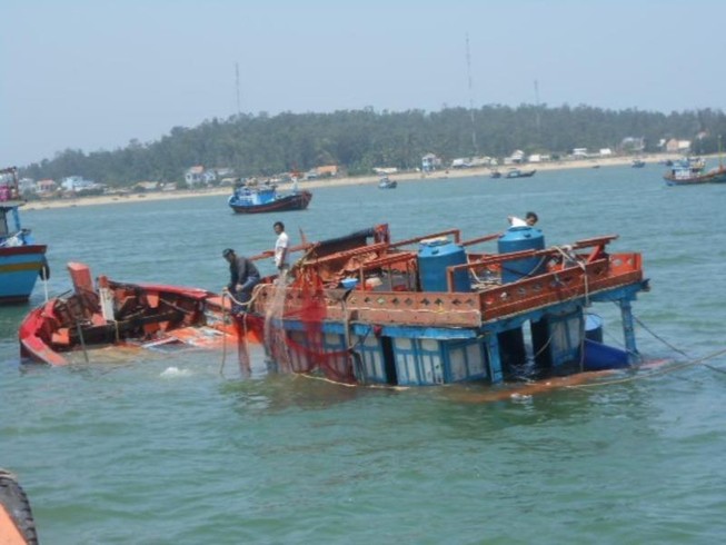 Cứu 13 ngư dân ôm phao cả đêm trên biển Hoàng Sa