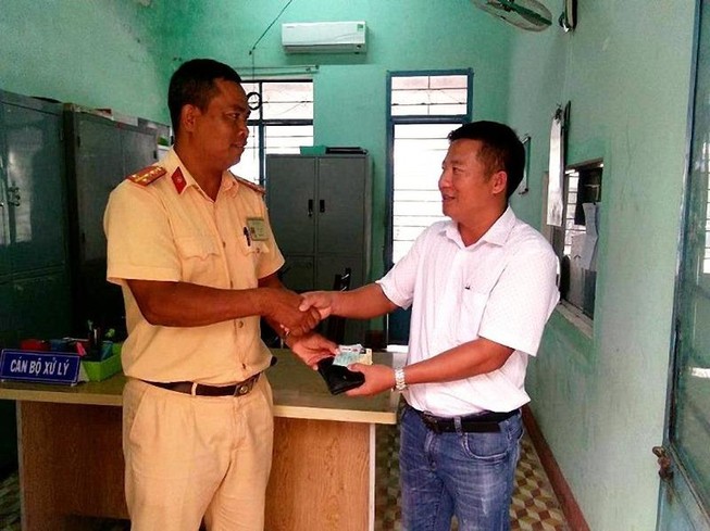 Đại úy CSGT nhặt ví có 15 triệu đồng bên trong