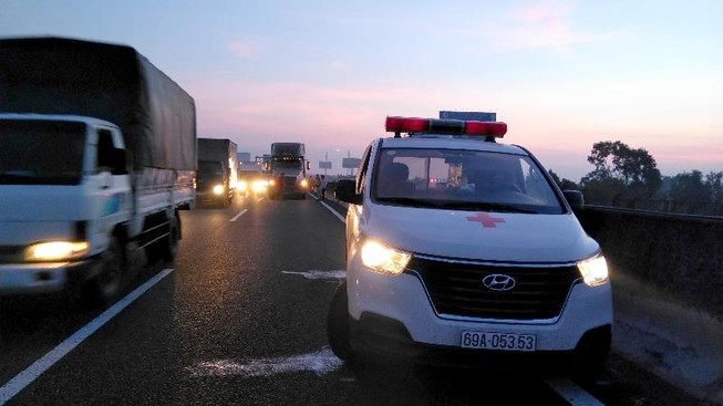 Xe cứu thương bị tông văng 10m trên cao tốc Trung Lương