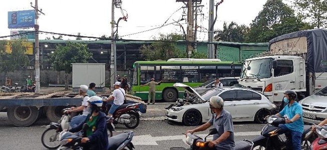 Tông liên hoàn 4 ô tô tại ngã tư An Sương