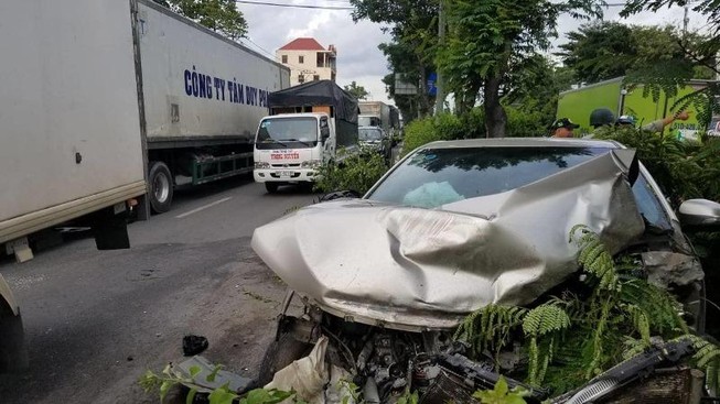 Ô tô 4 chỗ lao qua dải phân cách rồi tông xe tải ở Thủ Đức