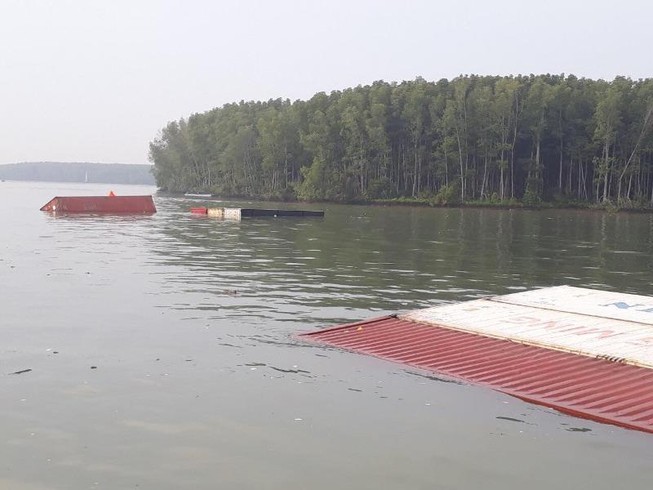 Tàu chở hàng trăm container đang chìm trên sông Lòng Tàu