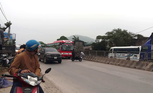 2 thanh niên đuổi theo xe khách hơn 10 km để đập vỡ kính