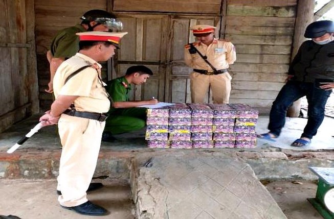 Gần 100 kg pháo hoa vô chủ trên đường Hồ Chí Minh