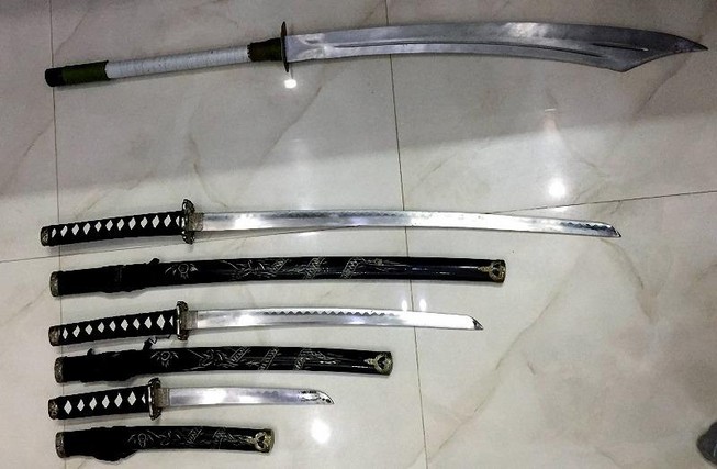 Bắt giam nhóm tín dụng đen thủ nhiều súng, mã tấu