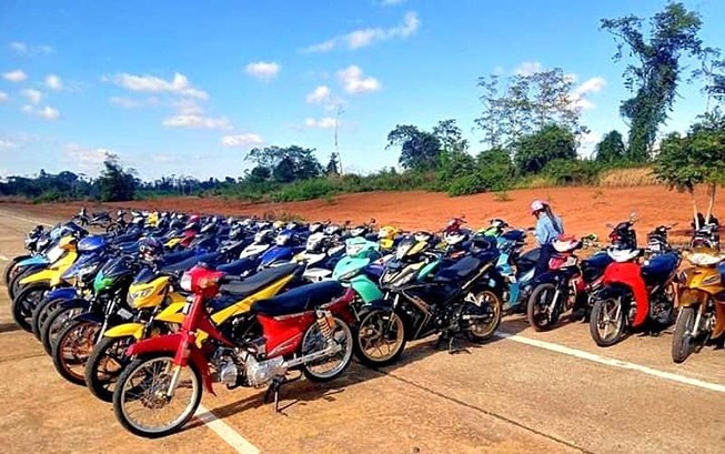 Hàng chục quái xế hẹn đua xe ở khu vực sân bay