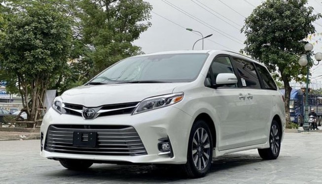 Công an TP.HCM tìm chủ ô tô Toyota Sienna biển số Campuchia