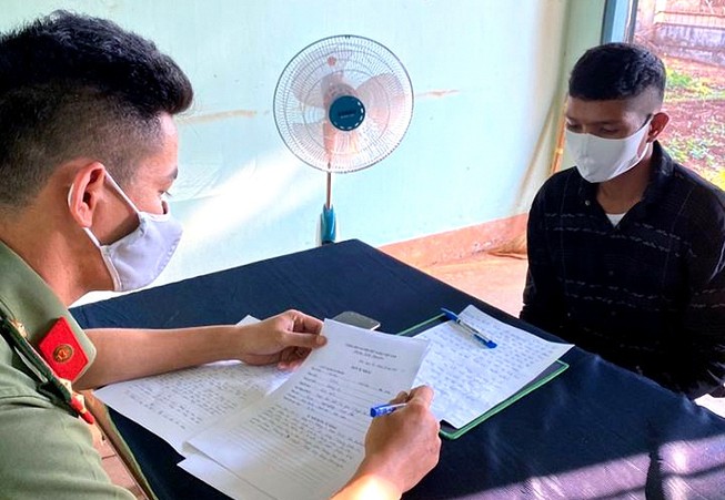 Thiếu niên chuyển tin 'trực thăng diệt COVID-19' cho 51 bạn