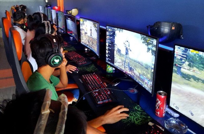 Tiệm game, phòng khám không phép vẫn mở trong dịch COVID-19