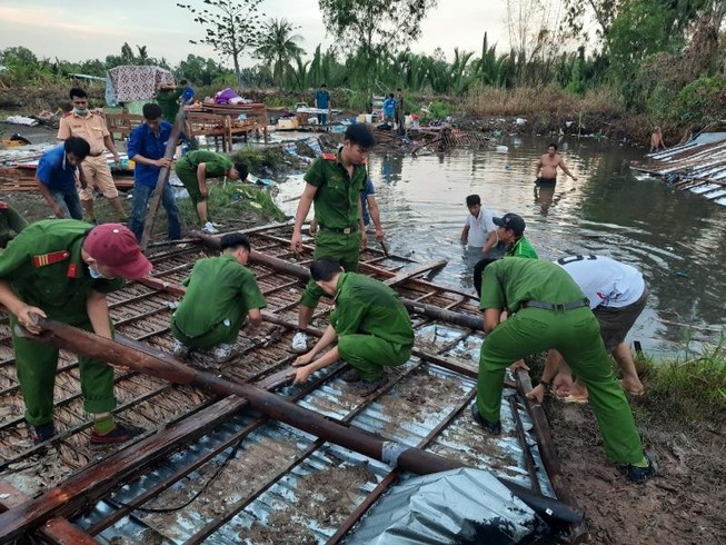 Lốc xoáy làm sập và tốc mái 37 căn nhà