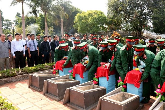 Xúc động lễ an táng 16 liệt sĩ hy sinh ở Campuchia